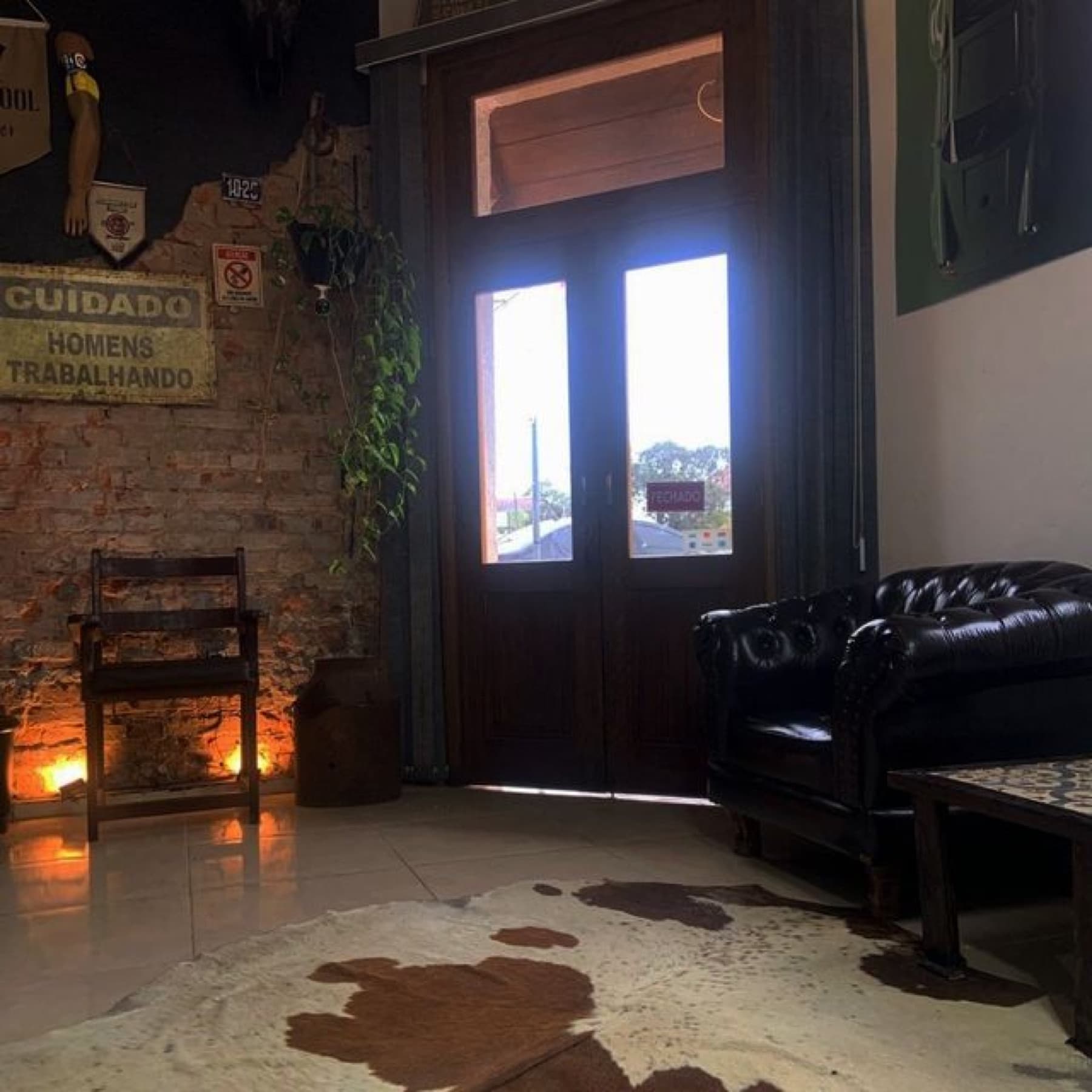 Interior acolhedor da Tio Nelson Barba e Cabelo